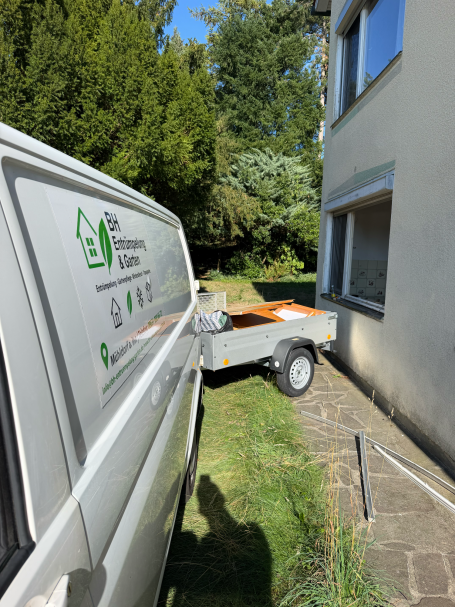 Transportfahrzeug der Firma BH Entrümpelung